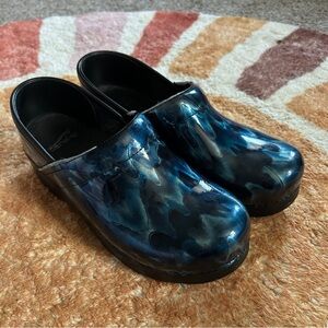 Dansko XP 2.0 blue and black leather performance clogs